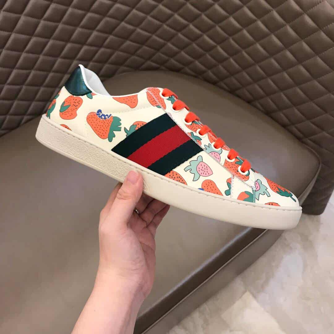 GUCCI ACE LEATHER SNEAKER WITH GUCCI STRAWBERRY PRINT - GC10