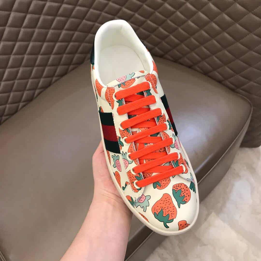 GUCCI ACE LEATHER SNEAKER WITH GUCCI STRAWBERRY PRINT - GC10