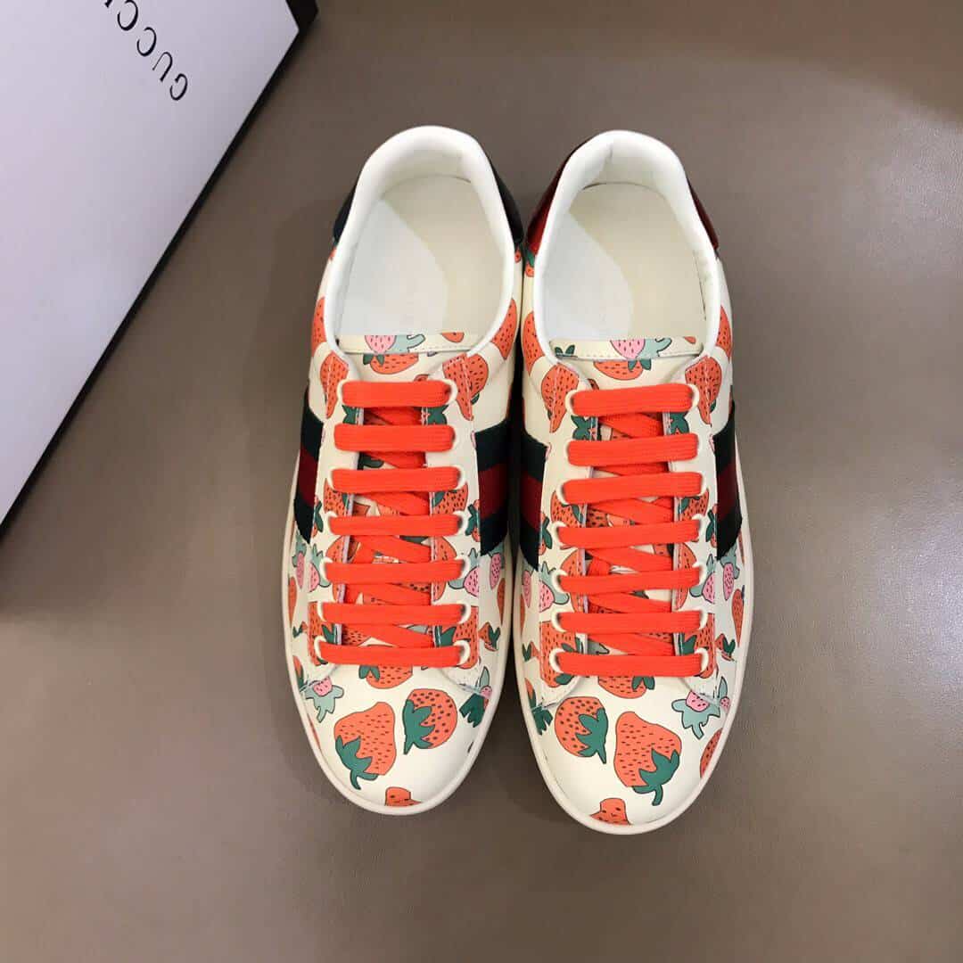 GUCCI ACE LEATHER SNEAKER WITH GUCCI STRAWBERRY PRINT - GC10