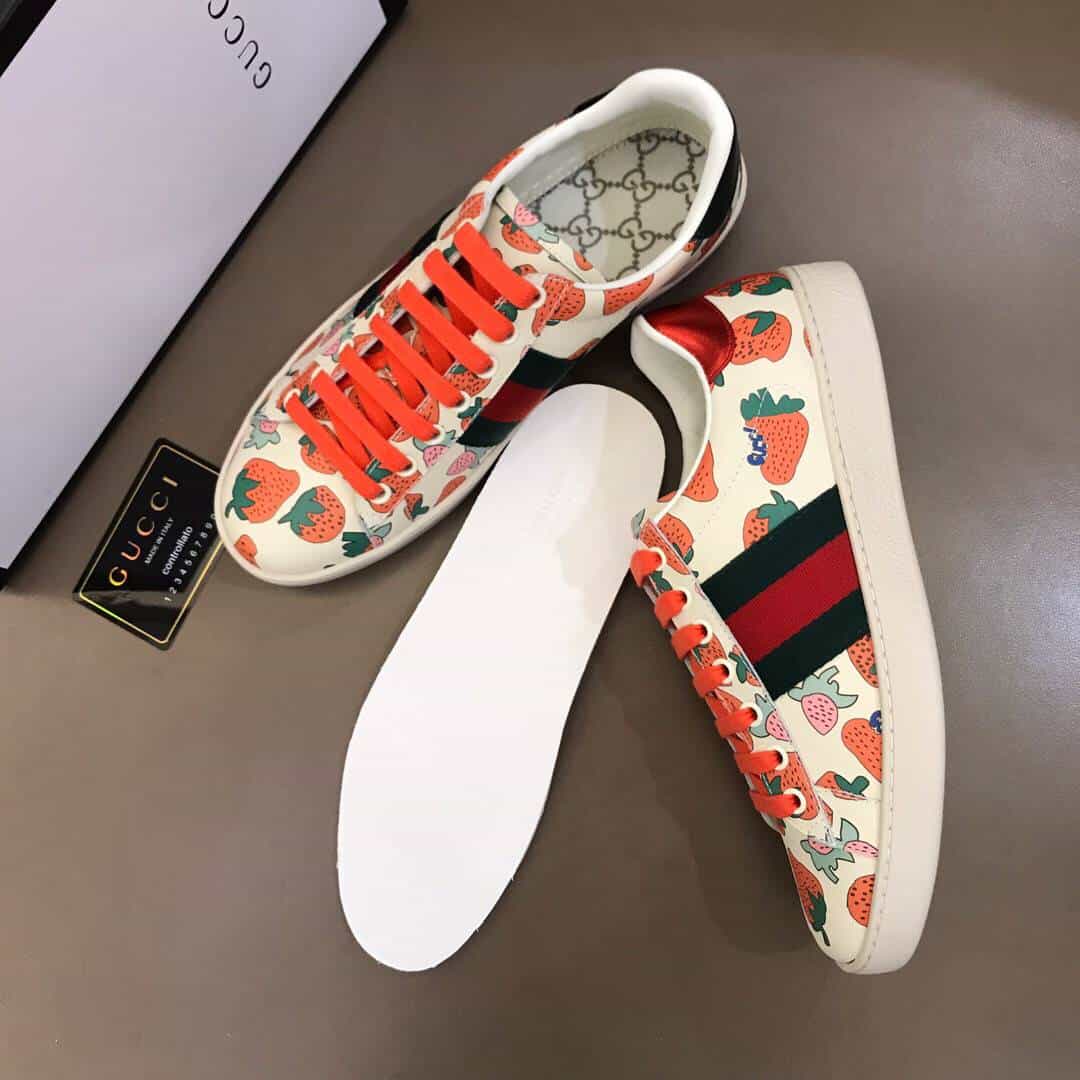 GUCCI ACE LEATHER SNEAKER WITH GUCCI STRAWBERRY PRINT - GC10