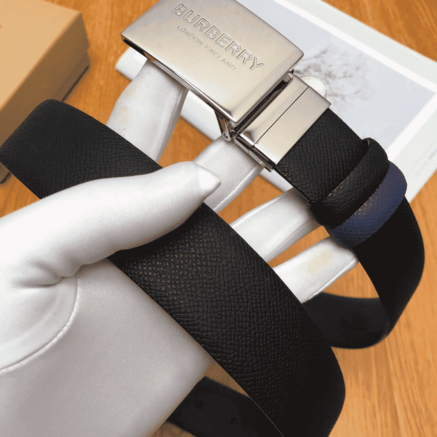 BURBERRY REVERSIBLE PLAQUE BUCKLE GRAINY LEATHER BELT - B25