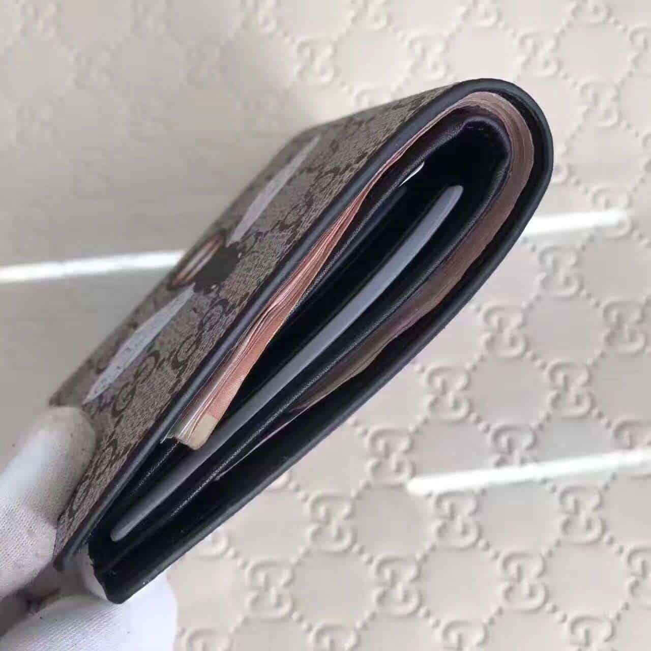 GUCCI BEE PRINT GG SUPREME WALLET