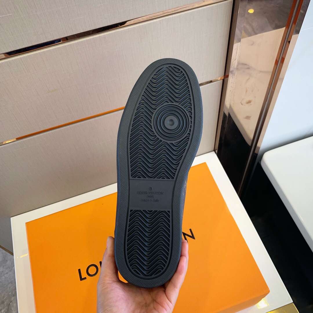 LOUIS VUITTON MONOGRAM HIGH TOP SNEAKER LV053