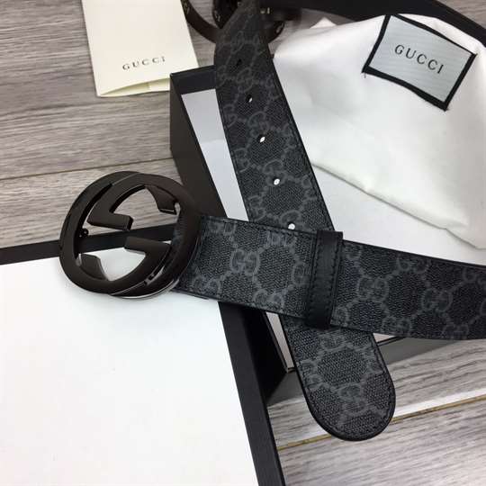 GUCCI MEN'S BLACK GG SUPREME BELT WITH G BUCKLE - B32