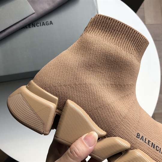 BALENCIAGA MEN'S SPEED 2.0 SNEAKER IN BEGIE - BB141