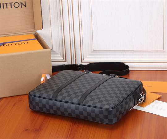 LOUIS VUITTON PORTE-DOCUMENTS VOYAGE PM - LBV334