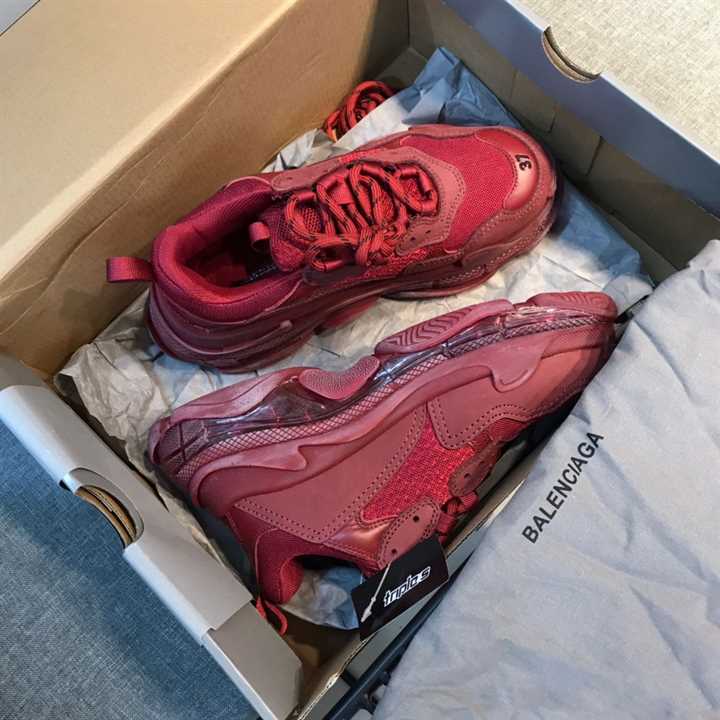 BALENCIAGA TRIPLE S CLEAR SOLE SNEAKER IN RED - BB171