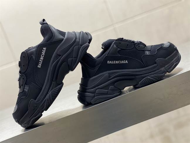 BALENCIAGA TRIPLE S SNEAKER  - BB174