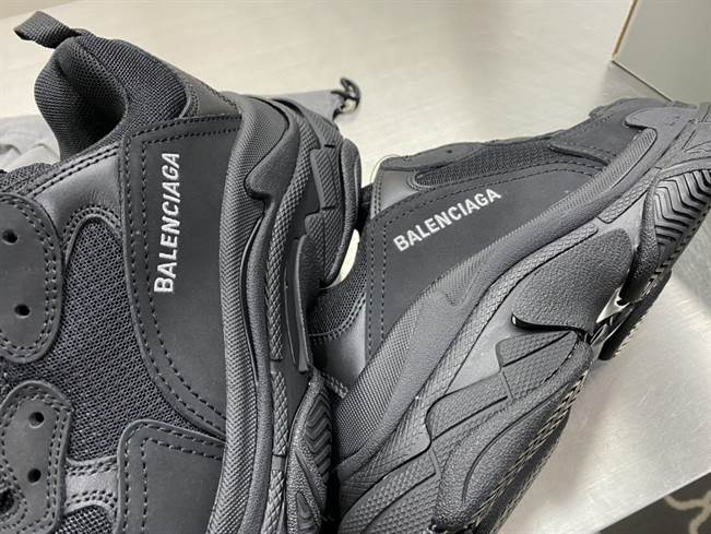 BALENCIAGA TRIPLE S SNEAKER  - BB174