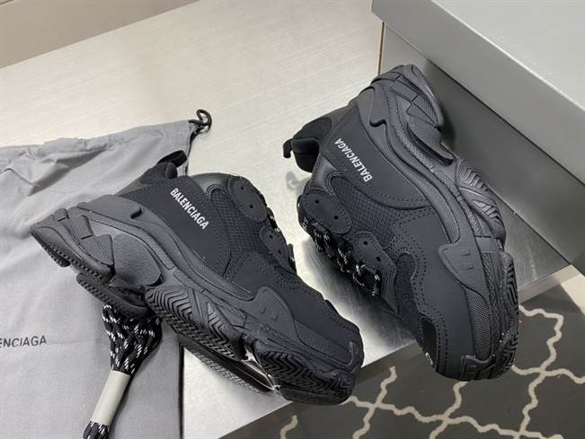BALENCIAGA TRIPLE S SNEAKER  - BB174