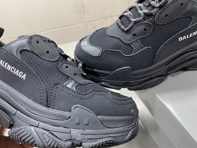 BALENCIAGA TRIPLE S SNEAKER  - BB174