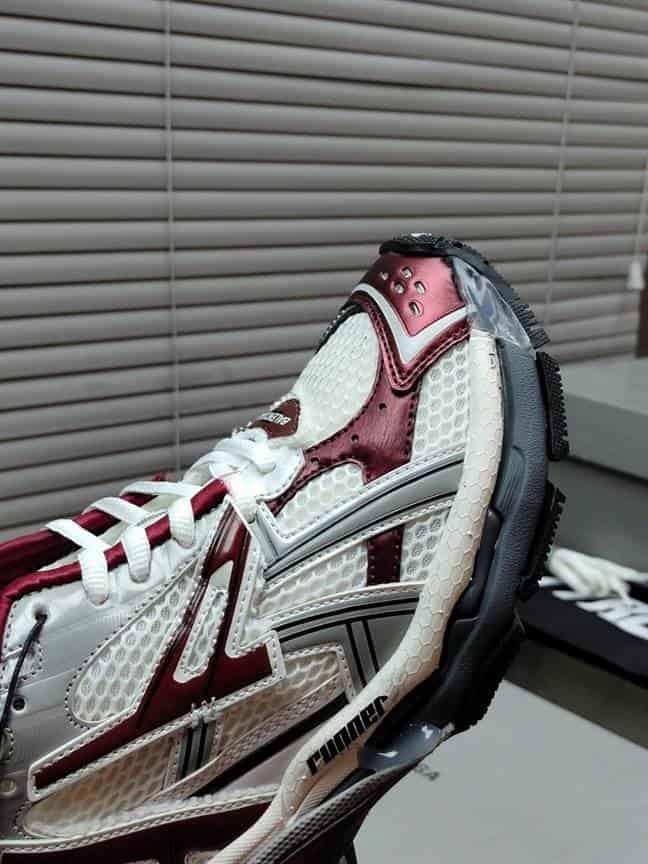 BALENCIAGA MEN'S RUNNER SNEAKER - BB180