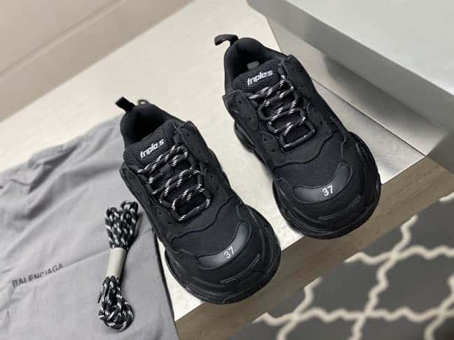 BALENCIAGA TRIPLE S SNEAKER - BB174