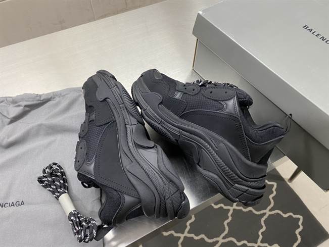 BALENCIAGA TRIPLE S SNEAKER  - BB174