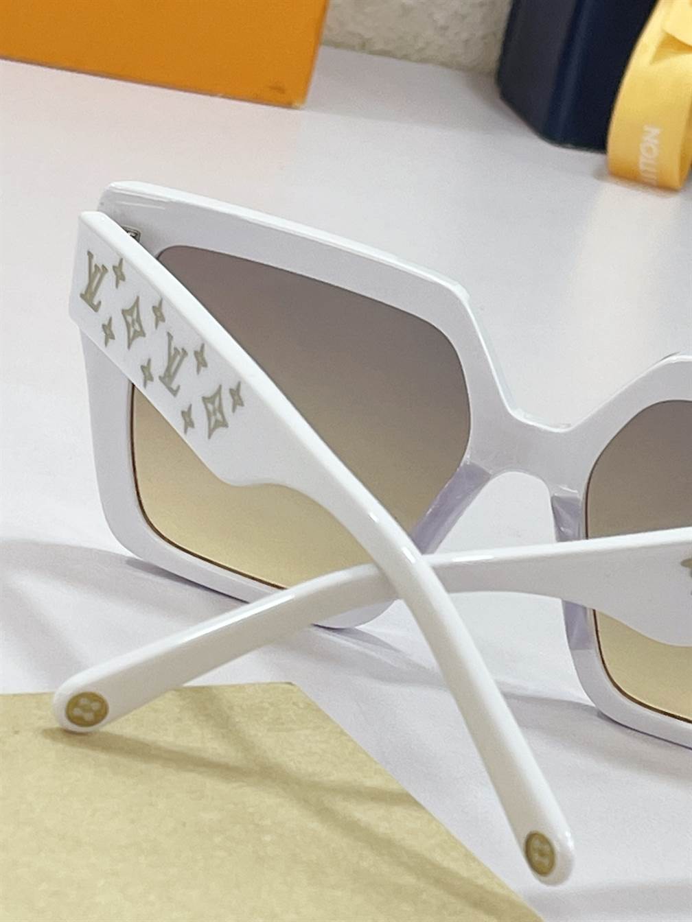 LV SUNGLASSES - GLVT22