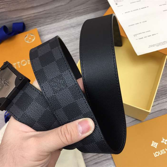 LOUIS VUITTON INITIALES 40MM BELT - B162