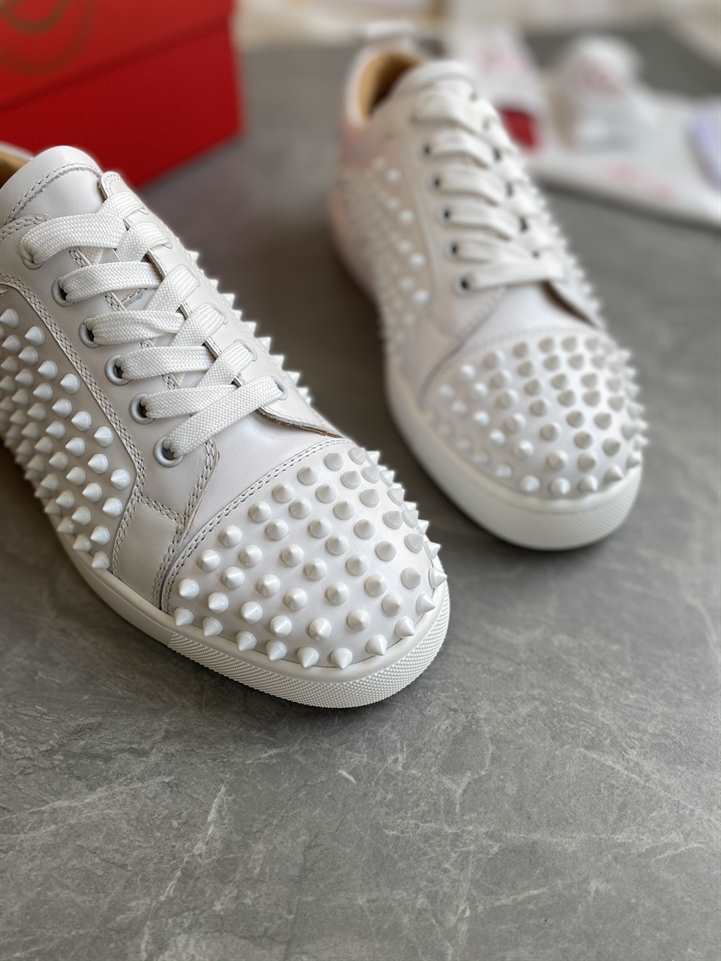 CHRISTIAN LOUBOUTIN LOW TOP SNEAKER - CL156