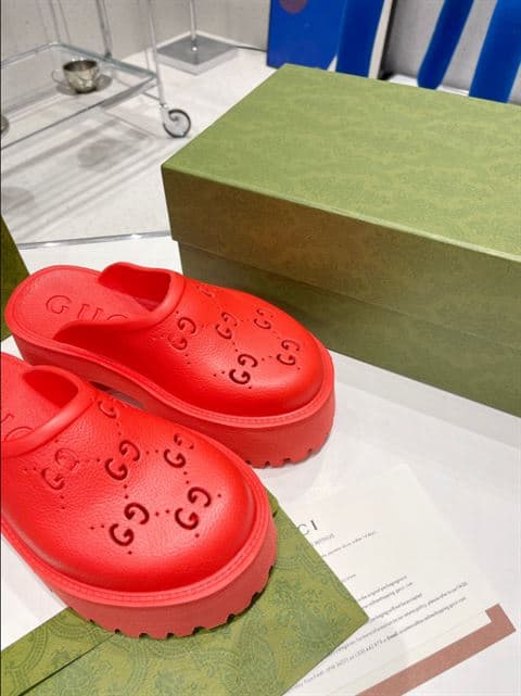 GUCCI WONMEN'S PLATFORM PERFORATED G SANDAL - SDG011