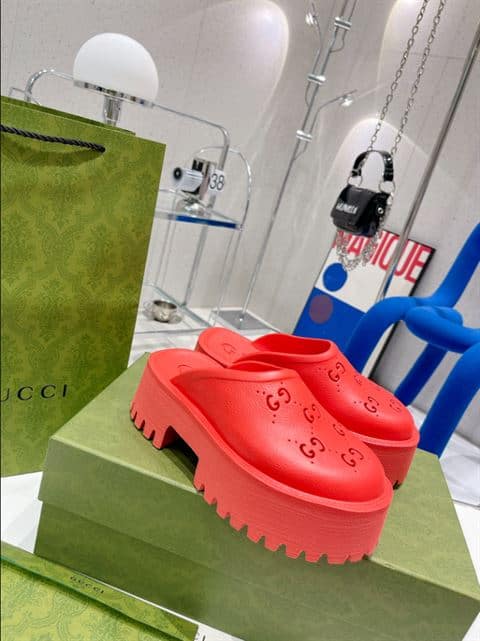 GUCCI WONMEN'S PLATFORM PERFORATED G SANDAL - SDG011