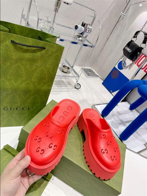 GUCCI WONMEN'S PLATFORM PERFORATED G SANDAL - SDG011