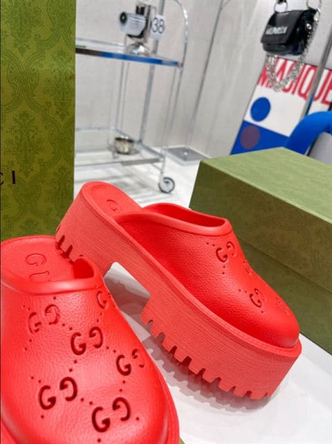 GUCCI WONMEN'S PLATFORM PERFORATED G SANDAL - SDG011