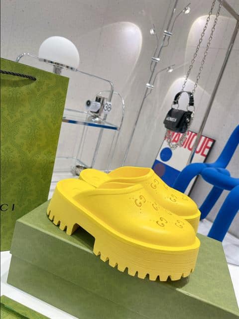 GUCCI WONMEN'S PLATFORM PERFORATED G SANDAL - SDG012