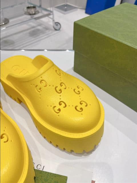 GUCCI WONMEN'S PLATFORM PERFORATED G SANDAL - SDG012