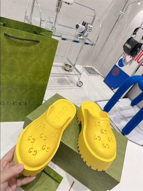 GUCCI WONMEN'S PLATFORM PERFORATED G SANDAL - SDG012