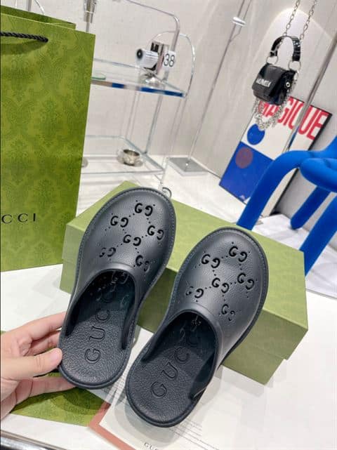 GUCCI WONMEN'S PLATFORM PERFORATED G SANDAL - SDG013