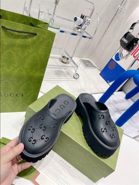 GUCCI WONMEN'S PLATFORM PERFORATED G SANDAL - SDG013