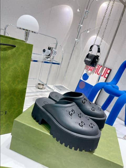 GUCCI WONMEN'S PLATFORM PERFORATED G SANDAL - SDG013