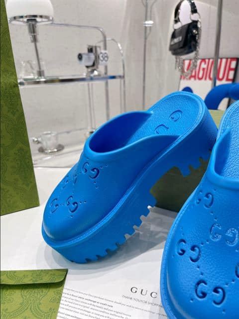 GUCCI WONMEN'S PLATFORM PERFORATED G SANDAL - SDG014