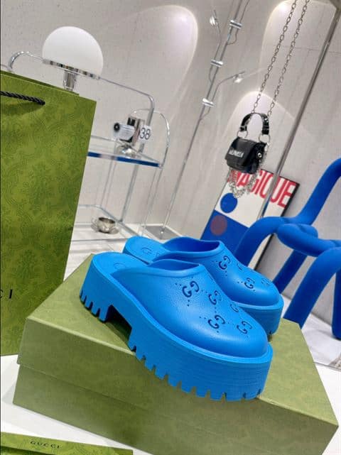 GUCCI WONMEN'S PLATFORM PERFORATED G SANDAL - SDG014