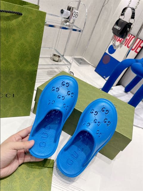 GUCCI WONMEN'S PLATFORM PERFORATED G SANDAL - SDG014