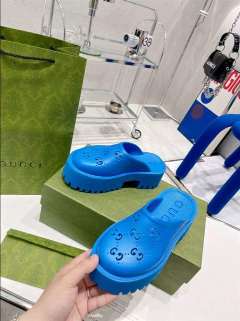 GUCCI WONMEN'S PLATFORM PERFORATED G SANDAL - SDG014