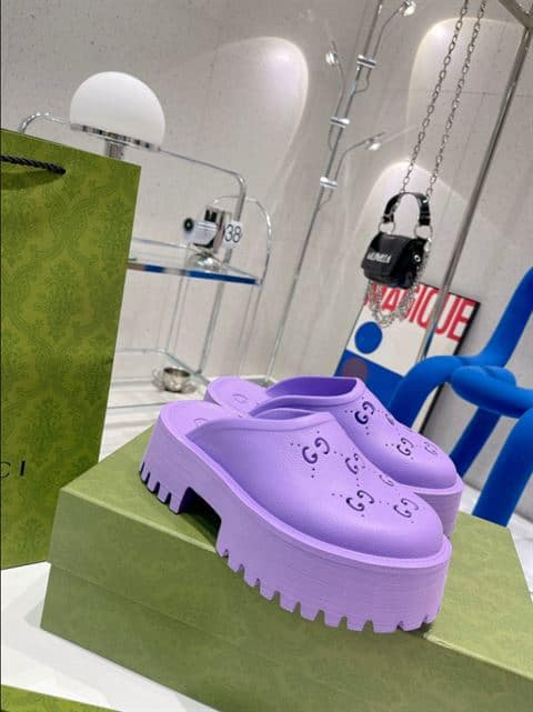 GUCCI WONMEN'S PLATFORM PERFORATED G SANDAL - SDG015