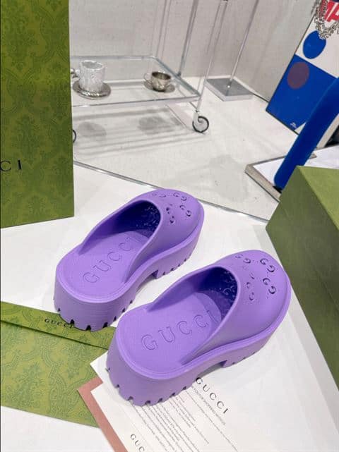 GUCCI WONMEN'S PLATFORM PERFORATED G SANDAL - SDG015