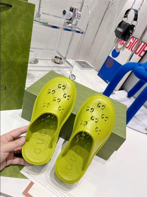 GUCCI WONMEN'S PLATFORM PERFORATED G SANDAL - SDG016