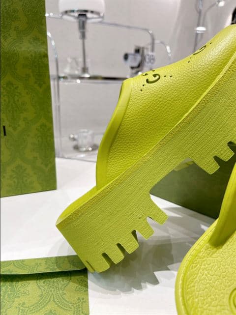 GUCCI WONMEN'S PLATFORM PERFORATED G SANDAL - SDG016