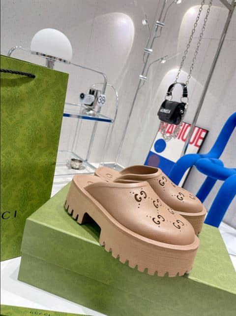 GUCCI WONMEN'S PLATFORM PERFORATED G SANDAL - SDG017