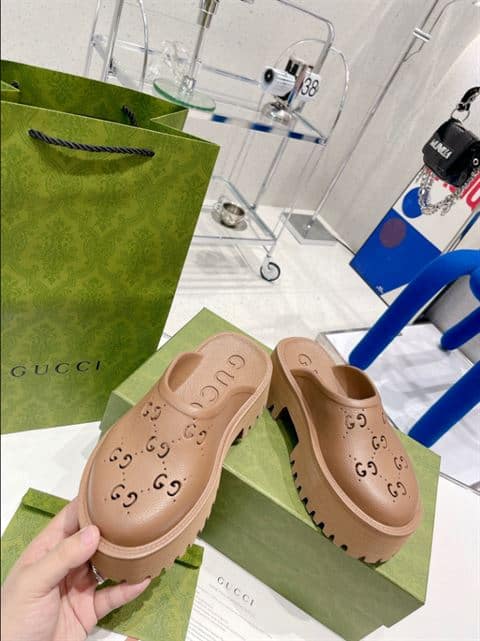 GUCCI WONMEN'S PLATFORM PERFORATED G SANDAL - SDG017