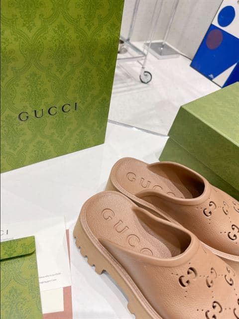 GUCCI WONMEN'S PLATFORM PERFORATED G SANDAL - SDG017