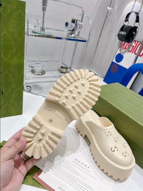 GUCCI WONMEN'S PLATFORM PERFORATED G SANDAL - SDG020