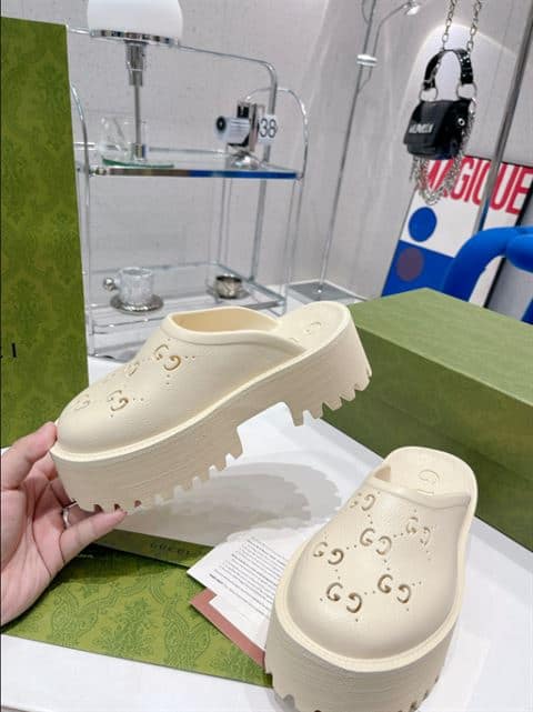 GUCCI WONMEN'S PLATFORM PERFORATED G SANDAL - SDG020