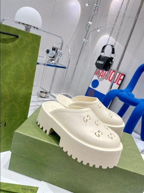 GUCCI WONMEN'S PLATFORM PERFORATED G SANDAL - SDG020