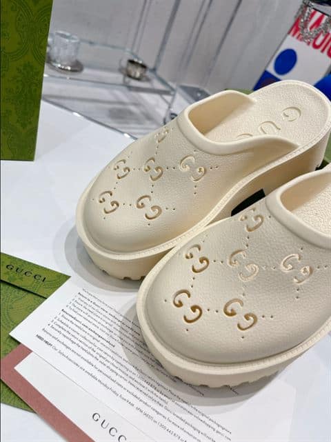 GUCCI WONMEN'S PLATFORM PERFORATED G SANDAL - SDG020