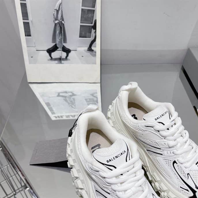 BALENCIAGA MEN'S DEFENDER TRAINERS - BB225