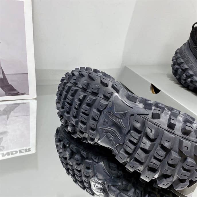 BALENCIAGA MEN'S DEFENDER TRAINERS - BB226