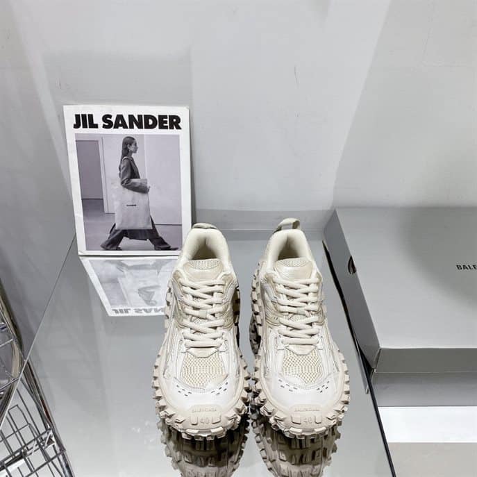 BALENCIAGA MEN'S DEFENDER TRAINERS - BB228