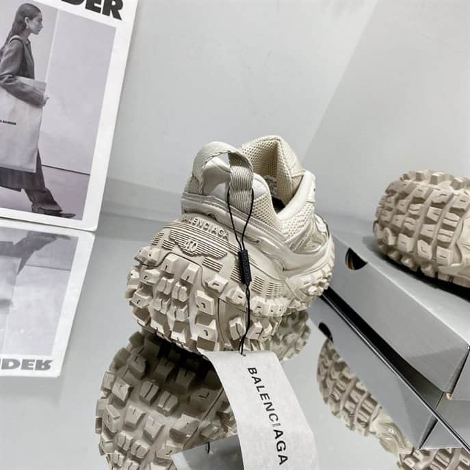 BALENCIAGA MEN'S DEFENDER TRAINERS - BB228